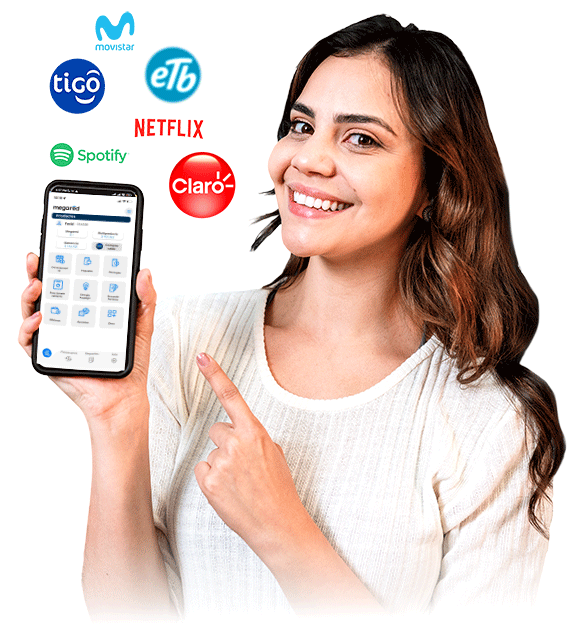 Mujer mostrando App de Megared